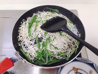 9、韭菜炒豆芽,再加入豆芽