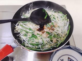 11、韭菜炒豆芽,加入适量的蚝油和盐调料