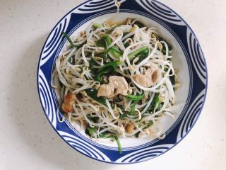 12、韭菜炒豆芽,烹炒均匀就可以起锅啦。