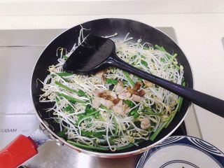 10、韭菜炒豆芽,翻炒几下就倒入刚刚炒好的肉片。