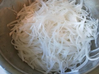 4、香辣白萝卜丝,淹制20钟。