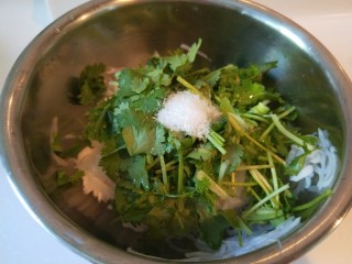 7、香辣白萝卜丝,加入香菜，加2克味精。