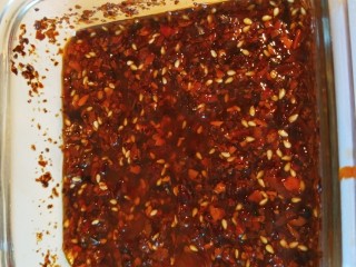 8、香辣白萝卜丝,准备好油辣子，制作的时后我加了适量芝麻，拌凉菜更香。