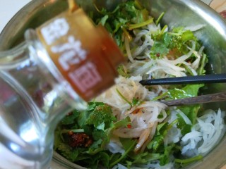 11、香辣白萝卜丝,加入10克白醋。