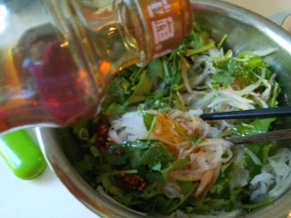 12、香辣白萝卜丝,加入15克香油拌均匀即可。