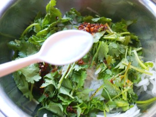 10、香辣白萝卜丝,加入1克盐。