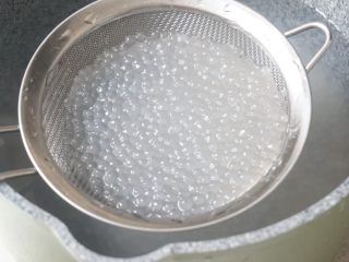 4、自制香芋西米露超好吃，甩糖水店几条街,3､煮好的西米捞出过一下冷开水，然后捞出备用。