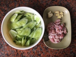 2、板筋炒青瓜,青瓜切片，板筋切条