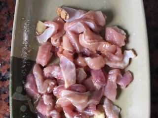 3、板筋炒青瓜,板筋加入盐，生抽，白糖，粟粉调味