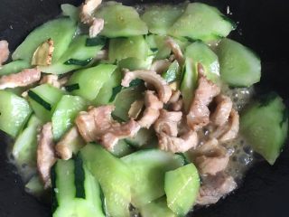 9、板筋炒青瓜,再放入青瓜炒均匀