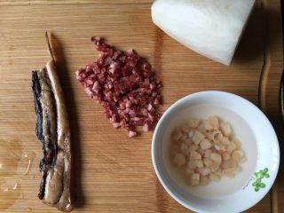 1、广式萝卜糕,准备食材：白萝卜、腊肉、广式香肠、干贝、糯米粉、澄面