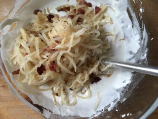 5、广式萝卜糕,炒好的萝卜丝拌到面糊里