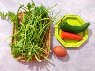 1、香芹胡萝卜辣椒炒鸡蛋,首先我们准备好所有食材