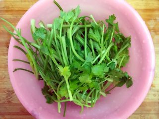 2、香芹胡萝卜辣椒炒鸡蛋,香芹摘洗干净，嫩的叶子可以留一些