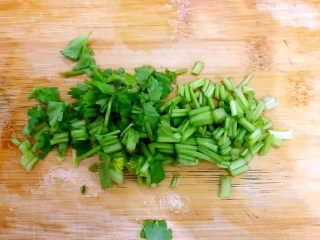 3、香芹胡萝卜辣椒炒鸡蛋,如图所示，将香芹切成一厘米左右的段