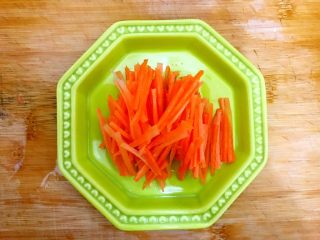 7、香芹胡萝卜辣椒炒鸡蛋,胡萝卜去皮，洗净，如图所示，切成丝，备用