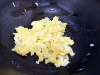 11、香芹胡萝卜辣椒炒鸡蛋,小火翻炒至鸡蛋结块
