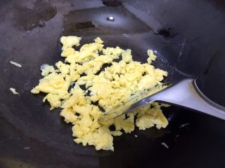 12、香芹胡萝卜辣椒炒鸡蛋,并且用锅铲打碎，然后盛出备用
