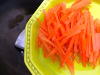 13、香芹胡萝卜辣椒炒鸡蛋,锅内留底油，如果不够可酌情适量添加，下胡萝卜丝