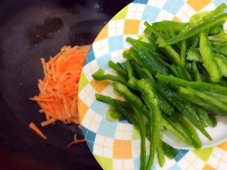 15、香芹胡萝卜辣椒炒鸡蛋,下辣椒丝