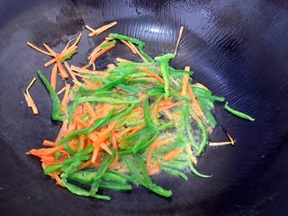 16、香芹胡萝卜辣椒炒鸡蛋,翻炒均匀