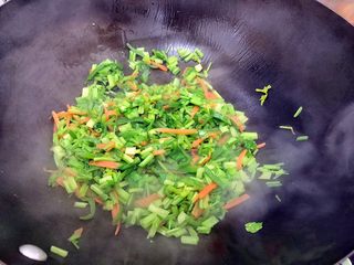 18、香芹胡萝卜辣椒炒鸡蛋,转大火，翻炒片刻