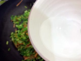 19、香芹胡萝卜辣椒炒鸡蛋,加少许热开水