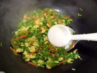 22、香芹胡萝卜辣椒炒鸡蛋,加一小勺细盐