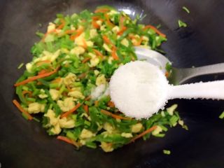 23、香芹胡萝卜辣椒炒鸡蛋,加一丢丢细砂糖带出鲜味，翻炒均匀，即可