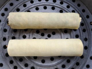 7、糖醋东北肉签子,卷好的肉签子上锅隔水蒸20-25分钟。