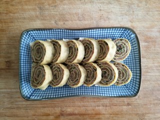 9、糖醋东北肉签子,将切好的肉签子摆盘。