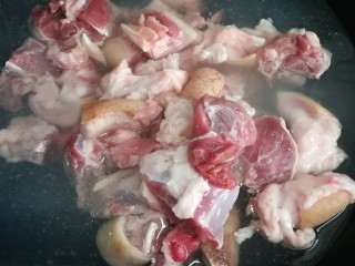 3、猪脚姜醋,将猪脚朝下水备用