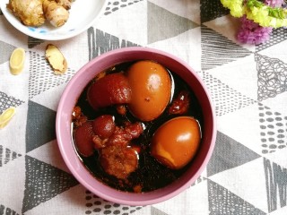 11、猪脚姜醋,一块猪脚一块姜,再加一个鸡蛋,吃着非常的暖心