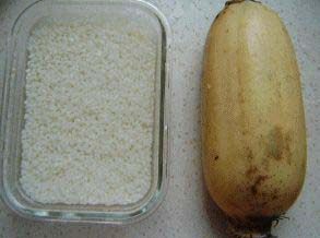 1、蜜汁糖藕 ,糯米淘洗干净后放在碗中用清水浸泡半小时