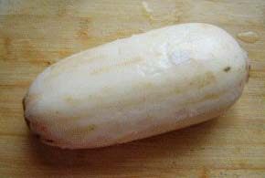 2、蜜汁糖藕 ,藕用勺子刮去表皮，冲洗干净