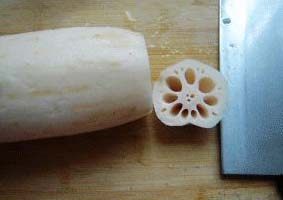 3、蜜汁糖藕 ,将藕置于砧板上，切下顶部一小段