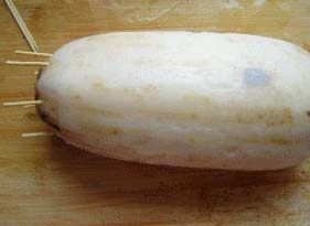 5、蜜汁糖藕 ,再把切下的一小段藕用牙签与藕段插住