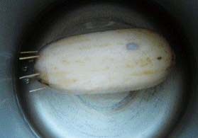 6、蜜汁糖藕 ,把藕放进高压锅，放入足够的清水烧开，加入冰糖转小火