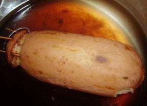 7、蜜汁糖藕 ,小火火炖煮约30分钟，至藕酥米糯，汤汁粘稠