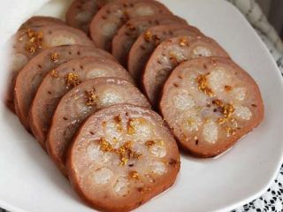 8、蜜汁糖藕 ,晾凉后改刀切片装盘，淋上糖桂花即可