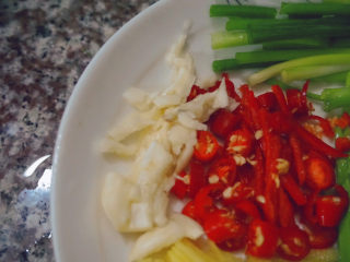 1、焖煮草鱼????,准备好蒜泥、红辣椒、蒜苗、葱段配料,放着备用