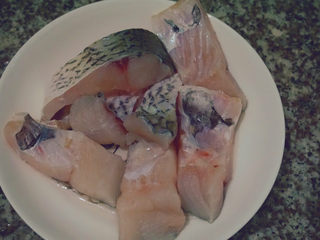 2、焖煮草鱼????,草鱼切成块,用盐腌制半小时后洗干净