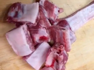 1、可乐排骨,排骨洗净剁块