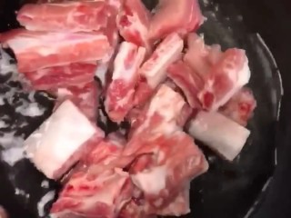 2、可乐排骨,放入锅中焯水捞出冲洗干净控水