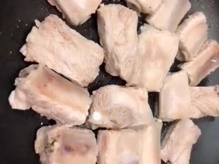 3、可乐排骨,锅烧油放入排骨，煎至金黄