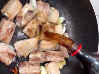 4、可乐排骨,放入葱姜八角，倒入半瓶可乐