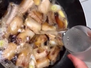 5、可乐排骨,再放入盐，鸡精，生抽，一块冰糖，加入少许的水