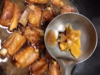 7、可乐排骨,捞出葱姜大料，大火收干汤汁