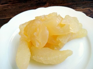 1、老醋蛰头,准备好一块海蜇头备用