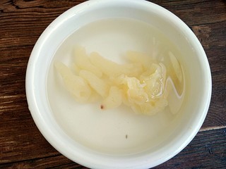 2、老醋蛰头,刚买回来的海蛰要放清水中泡几个小时，去除咸味，中途最好换水2到3次，我泡了一夜